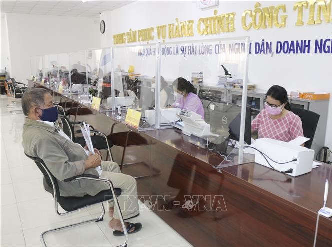 Người dân đến thực hiện các thủ tục hành chính tại Trung tâm phục vụ hành chính công tỉnh Ninh Thuận. Ảnh minh họa: Nguyễn Thành/TTXVN