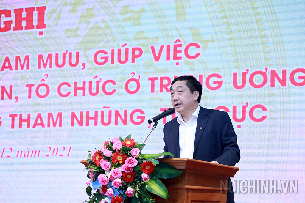 Đồng chí Nguyễn Khắc Minh, quyền Vụ trưởng Vụ Theo dõi công tác phòng, chống tham nhũng, Ban Nội chính Trung ương trình bày Báo cáo tại Hội nghị