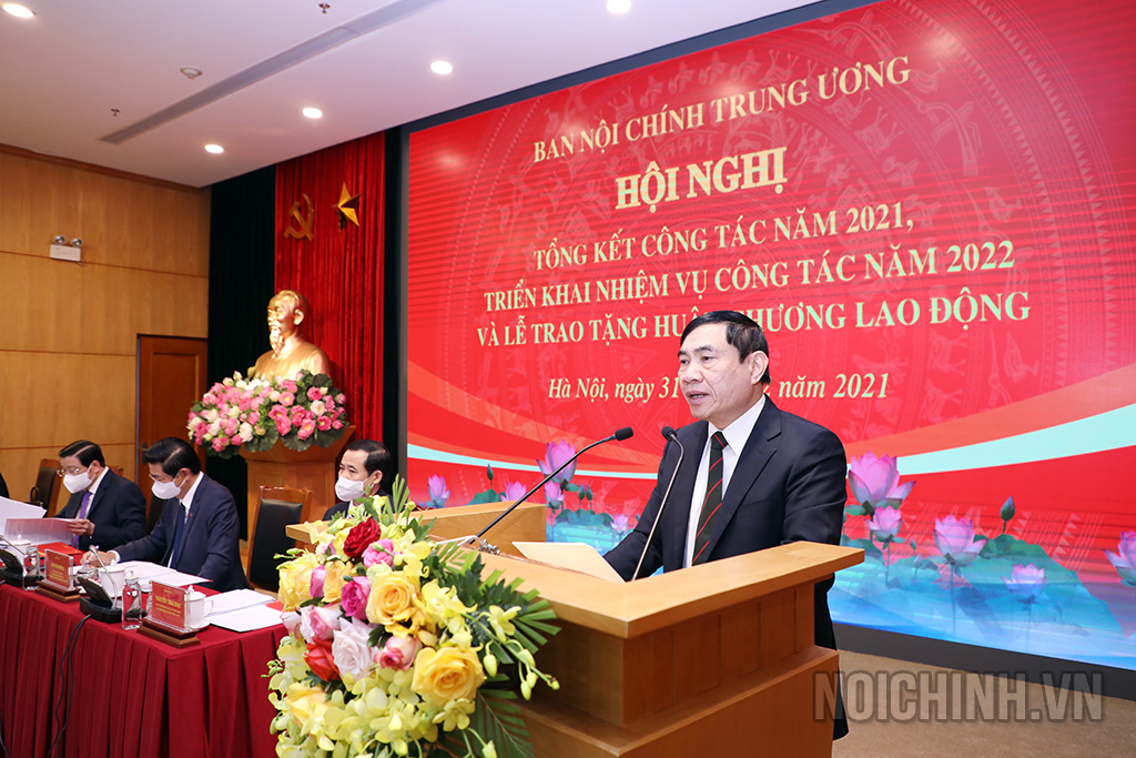 Đồng chí Trần Quốc Cường, Ủy viên Trung ương Đảng, Phó trưởng Ban Nội chính Trung ương trình bày Báo cáo tại Hội nghị