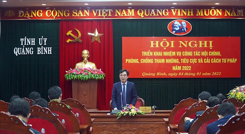 Đồng chí Nguyễn Lương Bình, Ủy viên Ban Thường vụ Tỉnh ủy, Trưởng Ban Nội chính Tỉnh ủy Quảng Bình điều hành Hội nghị
