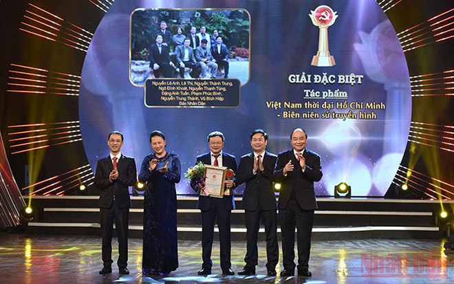 Nhóm tác giả của Hãng phim Tài liệu và Điện ảnh Báo Nhân Dân đoạt Giải Đặc biệt Giải Búa liềm vàng lần thứ 5 - năm 2020 với tác phẩm “Việt Nam thời đại Hồ Chí Minh - Biên niên sử truyền hình”
