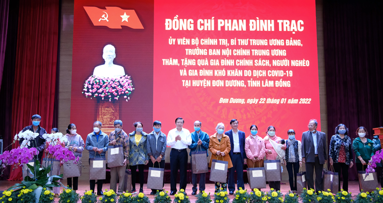Đồng chí Phan Đình Trạc, Ủy viên Bộ Chính trị, Bí thư Trung ương Đảng, Trưởng Ban Nội chính Trung trao quà cho người dân bị ảnh hưởng do dịch Covid-19 trên địa bàn huyện Đơn Dương