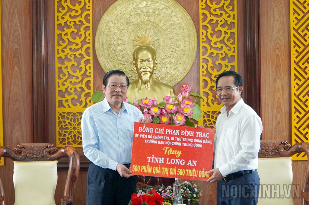 Đồng chí Phan Đình Trạc, Ủy viên Bộ Chính trị, Bí thư Trung ương Đảng, Trưởng Ban Nội chính Trung ương tặng 500 phần quà cho các hộ nghèo, người dân gặp khó khăn trên địa bàn tỉnh Long An