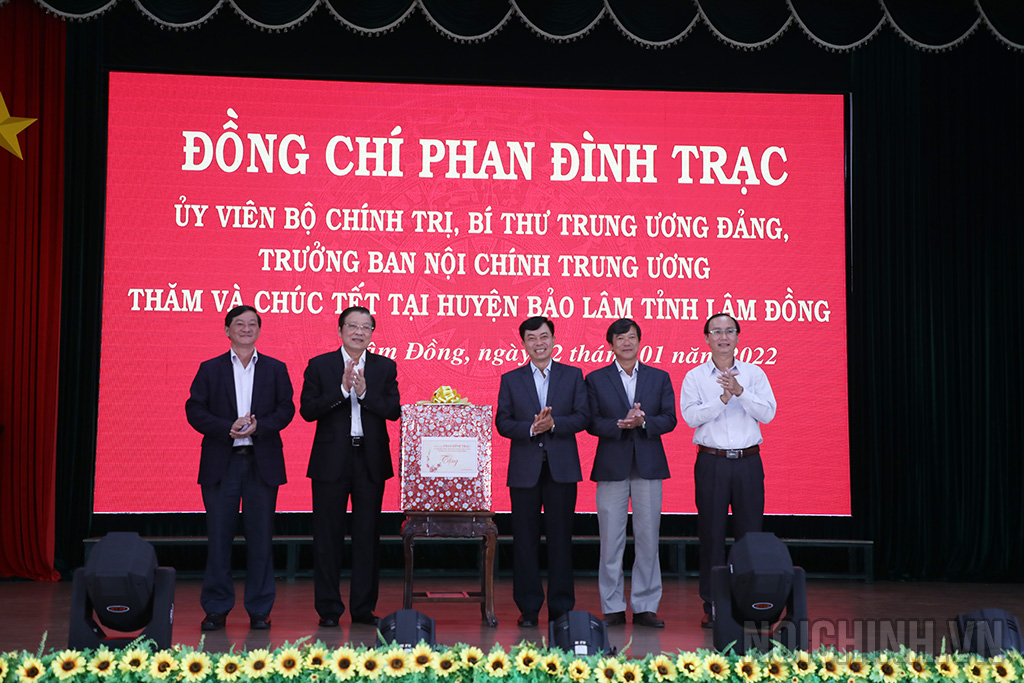 Đồng chí Phan Đình Trạc, Ủy viên Bộ Chính trị, Bí thư Trung ương Đảng, Trưởng Ban Nội chính Trung ương tặng cho Đảng bộ, chính quyền và nhân dân huyện Bảo Lâm
