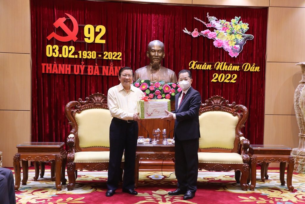Đồng chí Phan Đình Trạc, Ủy viên Bộ Chính trị, Bí thư Trung ương Đảng, Trưởng Ban Nội chính Trung ương tặng quà Thành ủy Đà Nẵng