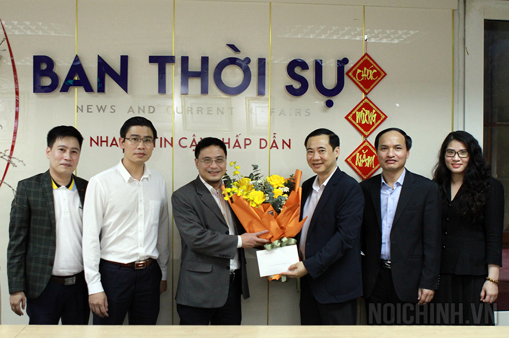 Đồng chí Nguyễn Thái Học, Phó trưởng Ban Nội chính Trung ương chụp ảnh lưu niệm với đại diện Ban Thời sự, Đài Tiếng nói Việt Nam