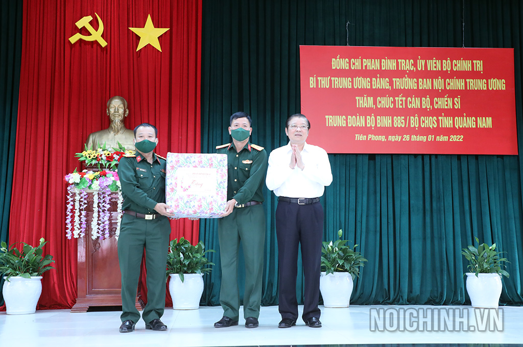 Đồng chí Phan Đình Trạc, Ủy viên Bộ Chính trị, Bí thư Trung ương Đảng, Trưởng Ban Nội chính Trung ương  thăm, tặng quà Trung đoàn 885 - Bộ Chỉ huy Quân sự tỉnh