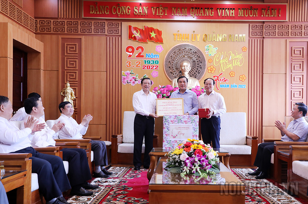 Đồng chí Phan Đình Trạc, Ủy viên Bộ Chính trị, Bí thư Trung ương Đảng, Trưởng Ban Nội chính Trung tặng 1000 suất quà cho hộ nghèo tỉnh Quảng Nam