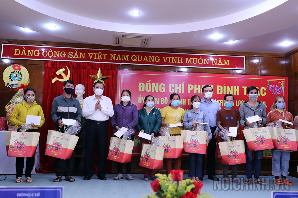 Đồng chí Phan Đình Trạc, Ủy viên Bộ Chính trị, Bí thư Trung ương Đảng, Trưởng Ban Nội chính Trung tặng quà cho công nhân có hoàn cảnh khó khăn  tỉnh Quảng Nam
