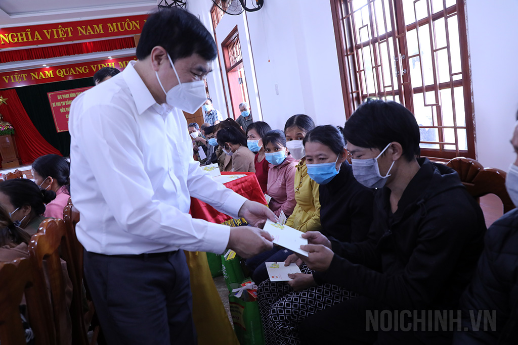 Đồng chí Trần Quốc Cường, Ủy viên Trung ương Đảng, Phó Trưởng Ban Nội chính Trung ương tặng quà cho công nhân có hoàn cảnh khó khăn  tỉnh Quảng Nam