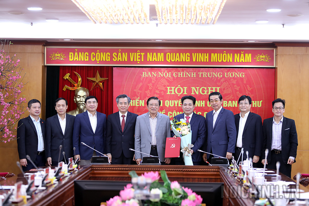 Các đồng chí lãnh đạo Ban và đại diện Ban Đảng Trung ương chúc mừng đồng chí Nguyễn Văn Yên