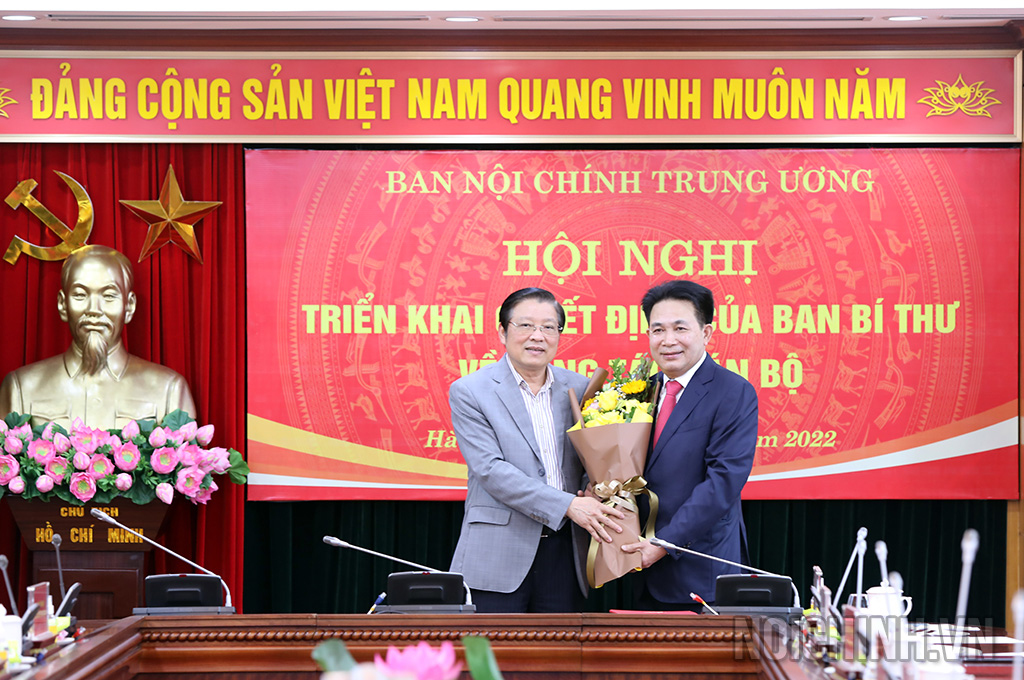 Đồng chí Phan Đình Trạc, Ủy viên Bộ Chính trị, Bí thư Trung ương Đảng, Trưởng Ban Nội chính Trung ương trao Quyết định và tặng hoa chúc mừng đồng chí Nguyễn Văn Yên