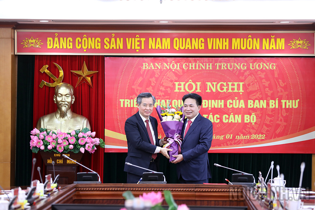 Đồng chí Nguyễn Quang Dương, Ủy viên Trung ương Đảng, Phó Trưởng Ban Tổ chức Trung ương tặng hoa chúc mừng đồng chí Nguyễn Văn Yên