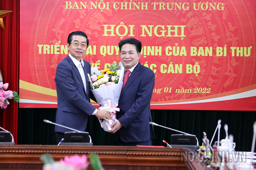 Đồng chí Võ Văn Dũng, Ủy viên Trung ương Đảng, Phó Trưởng ban Thường trực Ban Nội chính Trung ương tặng hoa chúc mừng đồng chí Nguyễn Văn Yên