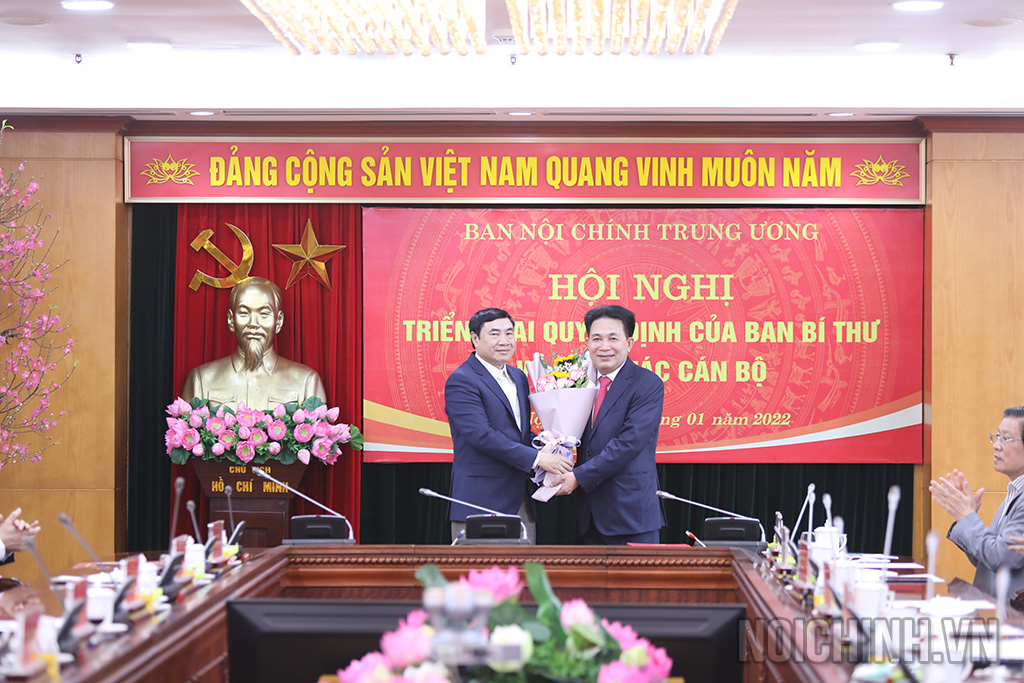 Đồng chí Trần Quốc Cường, Ủy viên Trung ương Đảng, Phó Trưởng Ban Nội chính tặng hoa chúc mừng đồng chí Nguyễn Văn Yên