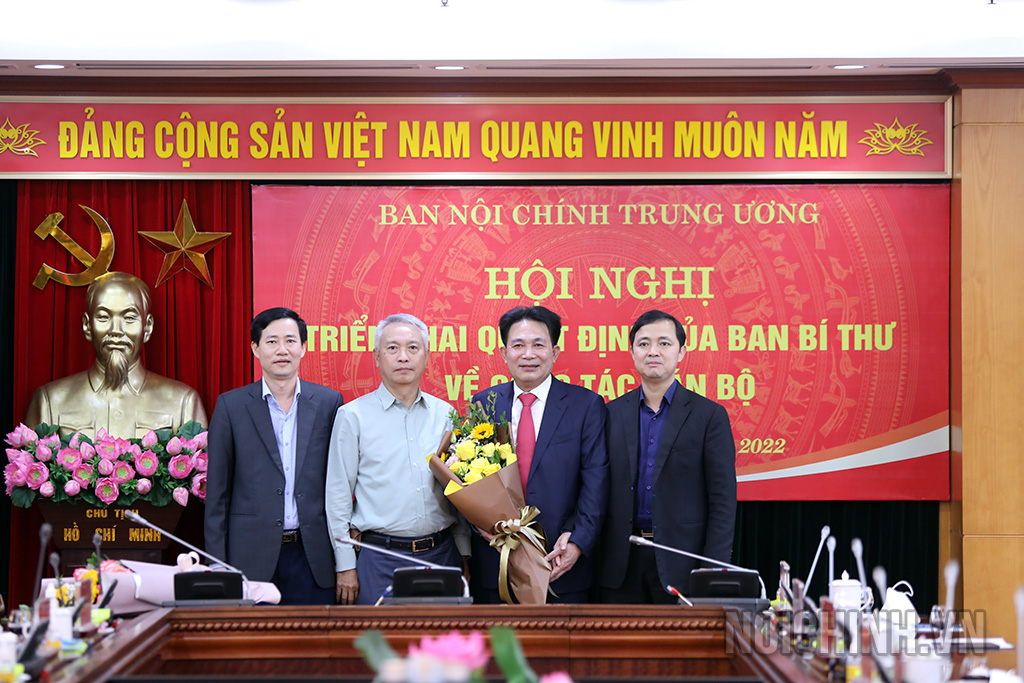 Vụ Pháp luật, Vụ Cơ quan nội chính và Vụ Địa phương 1 chúc mừng đồng chí Nguyễn Văn Yên
