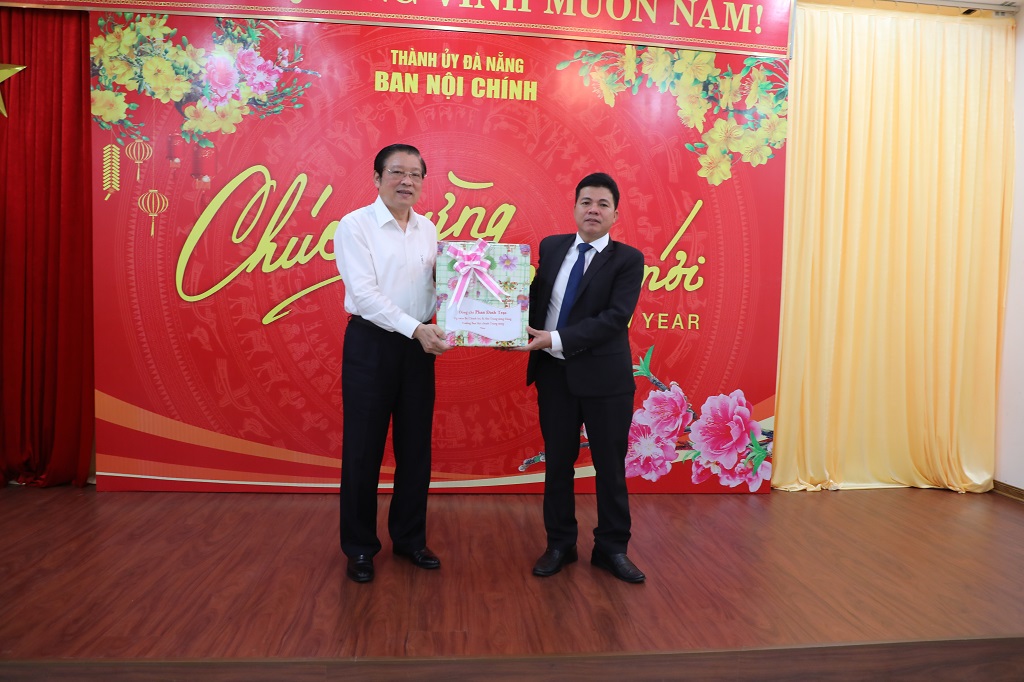 Đồng chí Phan Đình Trạc, Ủy viên Bộ Chính trị, Bí thư Trung ương Đảng, Trưởng Ban Nội chính Trung ương tặng quà cho Ban Nội chính Thành ủy Đà Nẵng