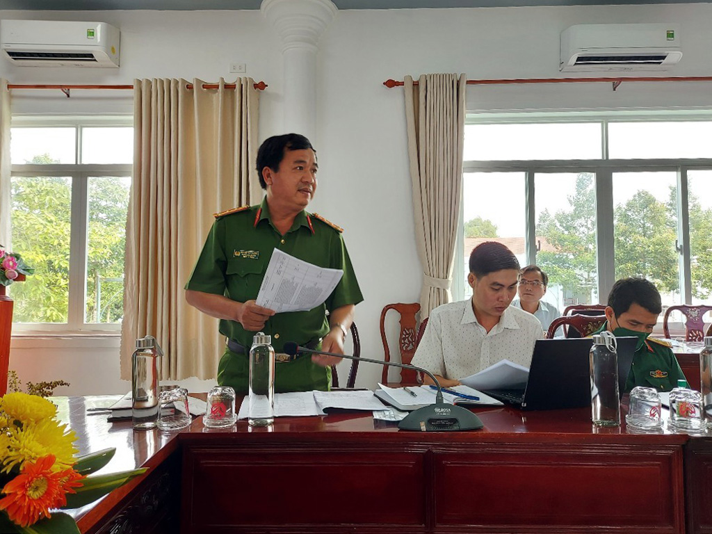 Đồng chí Nguyễn Văn Thương, Trưởng Công an huyện Tháp Mười báo cáo về tình hình an ninh trật tự trên địa bàn huyện
