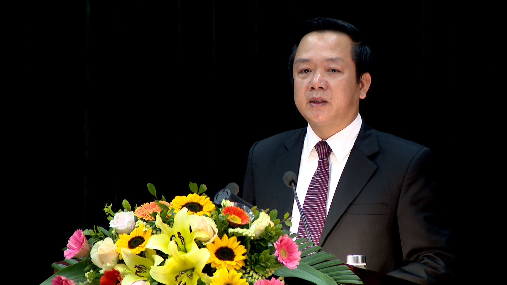 Đồng chí Phạm Quang Ngọc, Chủ tịch UBND tỉnh phát biểu tại Hội nghị