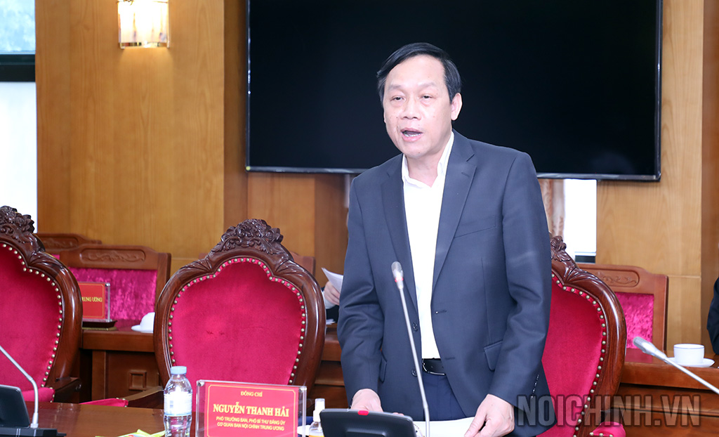 Đồng chí Nguyễn Thanh Hải, Phó trưởng Ban, Phó Bí thư Đảng ủy Cơ quan Nội chính Trung ương trình bày báo cáo tại buổi làm việc