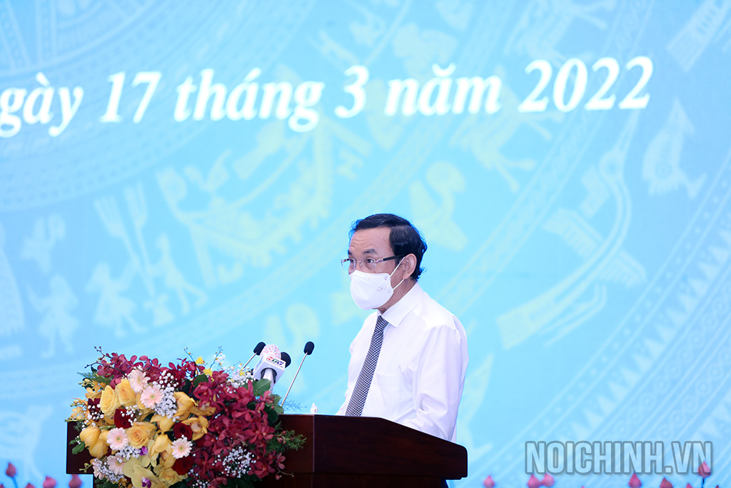 Đồng chí Nguyễn Văn Nên, Ủy viên Bộ Chính trị, Bí thư Thành ủy Thành phố Hồ Chí Minh phát biểu chào mừng đại biểu dự Hội thảo