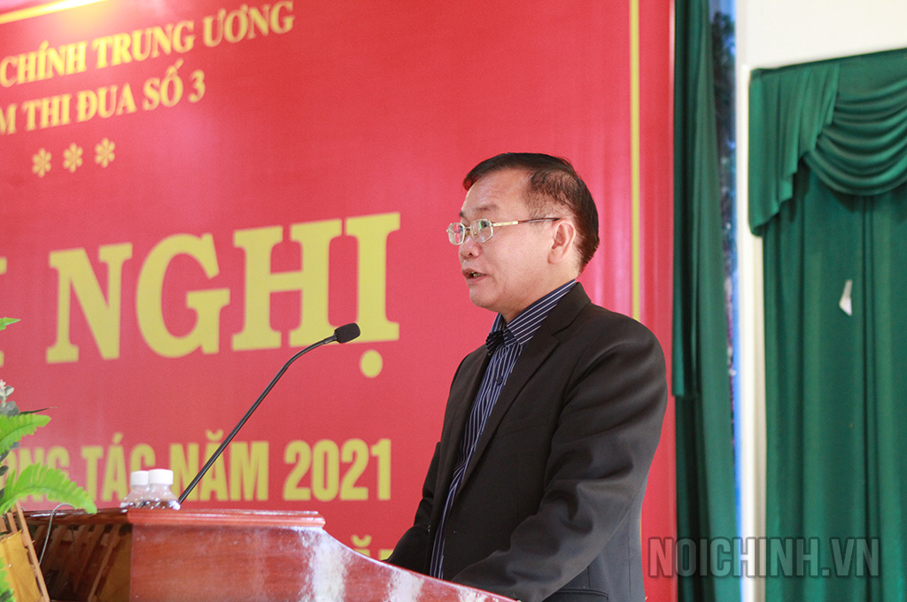 Đồng chí Nguyễn Văn Hoà, Phó Bí thư Tỉnh ủy Kon Tum phát biểu tại Hội nghị