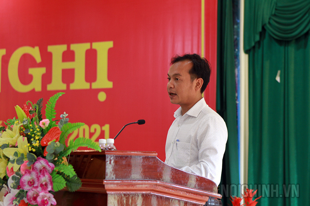 Đồng chí U Huấn, Ủy viên Dự khuyết Trung ương Đảng, Trưởng Ban Nội chính Tỉnh ủy Kon Tum trình bày báo cáo tại Hội nghị