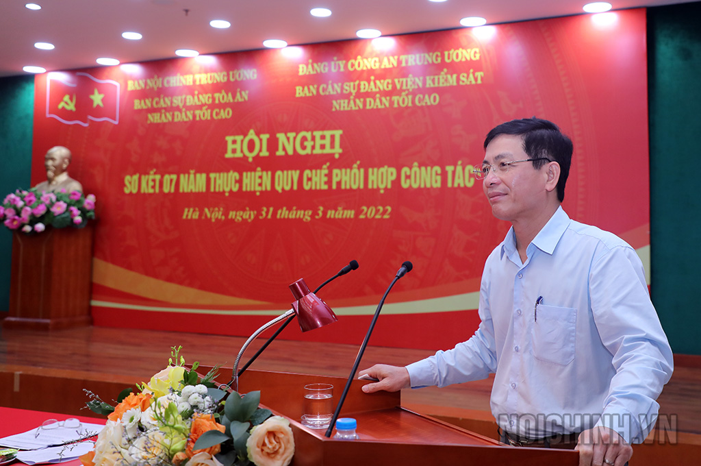 Đồng chí Nguyễn Đại Nghĩa, Vụ trưởng Vụ Tổ chức – Cán bộ, Ban Nội chính Trung ương công bố các quyết định khen thưởng