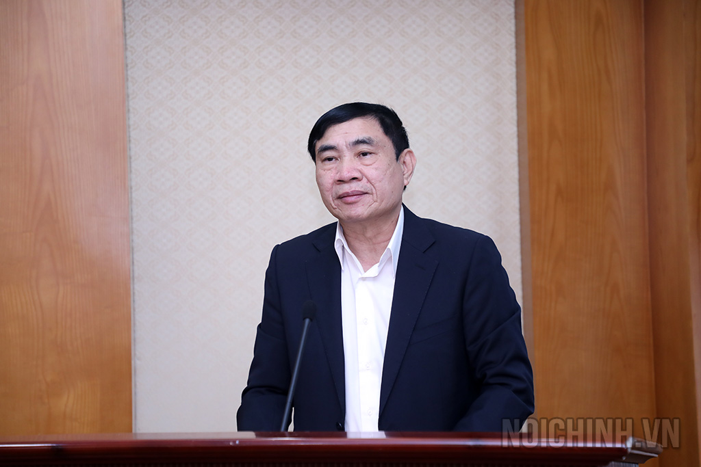 Đồng chí Trần Quốc Cường, Ủy viên Trung ương Đảng, Phó trưởng Ban Nội chính Trung ương trình bày Báo cáo tại Hội nghị
