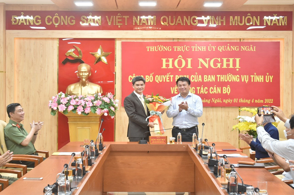 Đồng chí Đặng Ngọc Huy, Phó bí thư Thường trực Tỉnh ủy, Trưởng đoàn Đại biểu Quốc hội tỉnh trao quyết định
