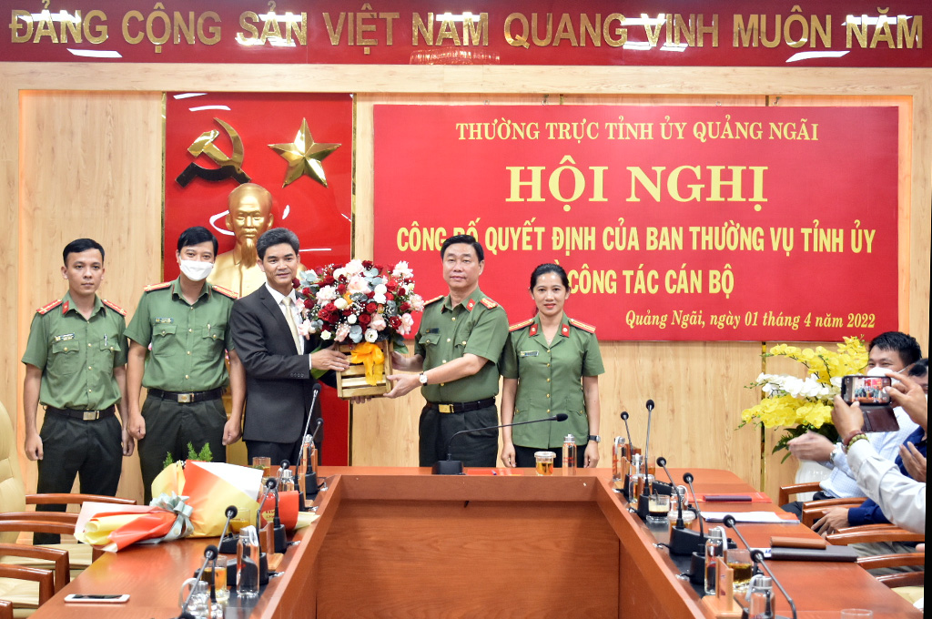 Đại tá Phan Công Bình, Giám đốc Công an tỉnh tặng hoa chúc mừng