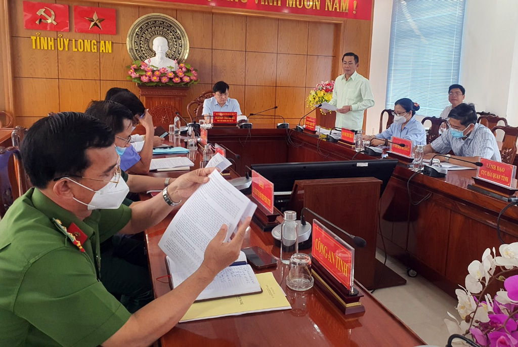 Đồng chí Nguyễn Thành Vững, Ủy viên Ban Thường vụ Tỉnh ủy, Trưởng Ban Nội Chính Tỉnh ủy báo cáo kết quả thực hiện nhiệm vụ của các ngành Khối nội chính trong quí I/2022.