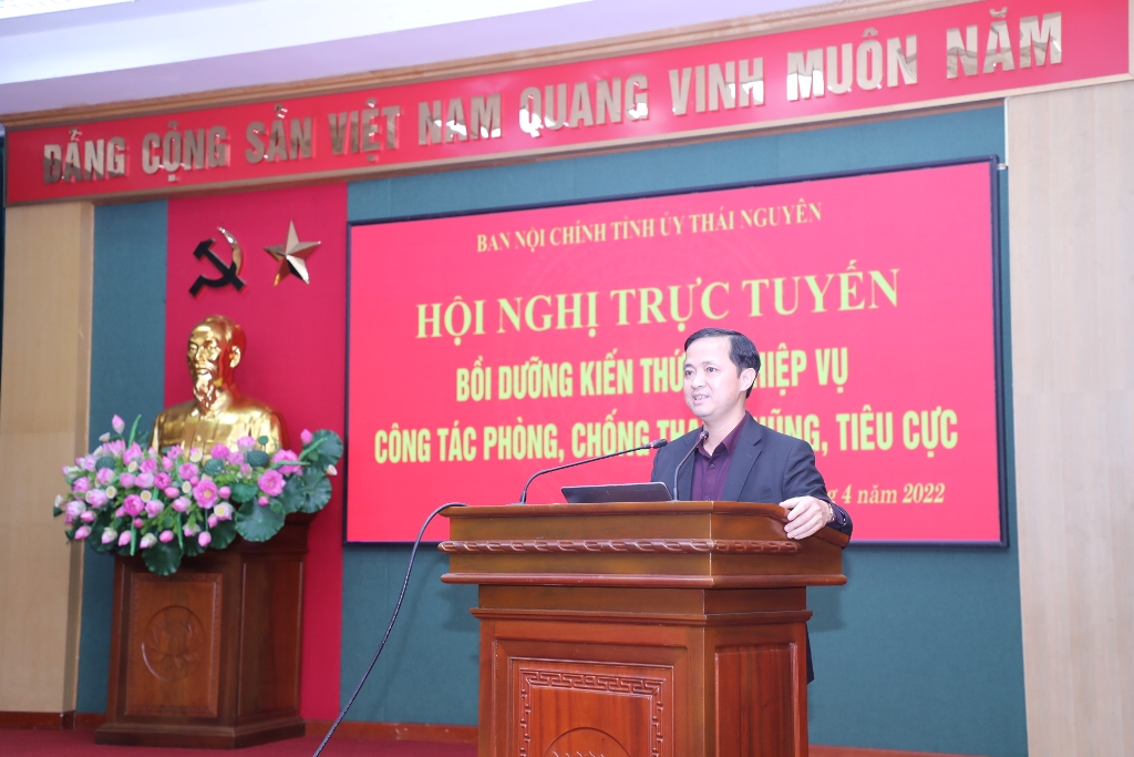 Đồng chí Nguyễn Xuân Trường, Vụ trưởng Vụ Địa phương I, Ban Nội chính Trung ương trình bày chuyên đề tại Hội nghị