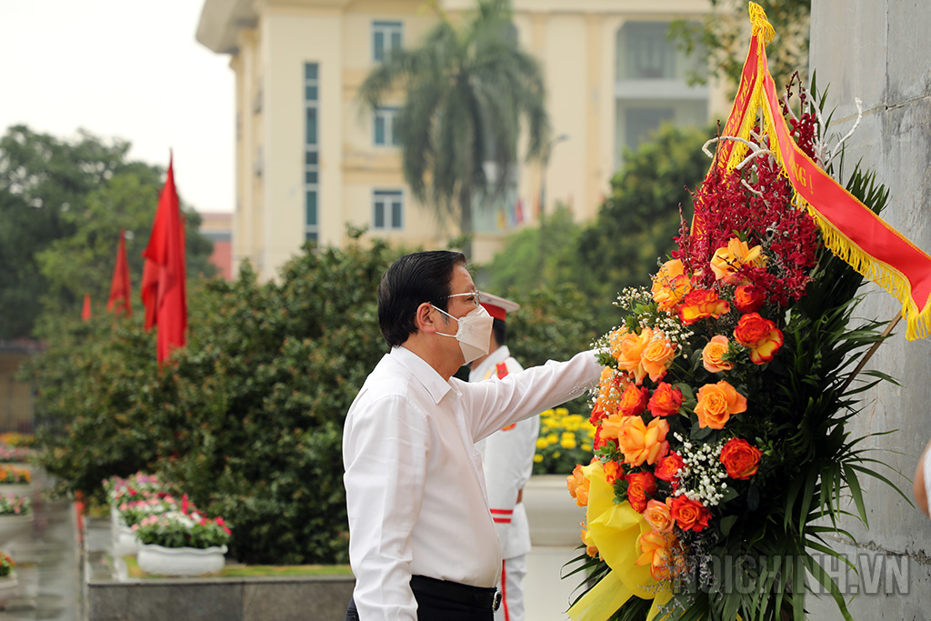 Đồng chí Phan Đình Trạc, Ủy viên Bộ Chính trị, Bí thư Trung ương Đảng, Trưởng Ban Nội chính Trung ương và các đại biểu dâng hoa tại Tượng đài Tổng Bí thư Nguyễn Văn Linh