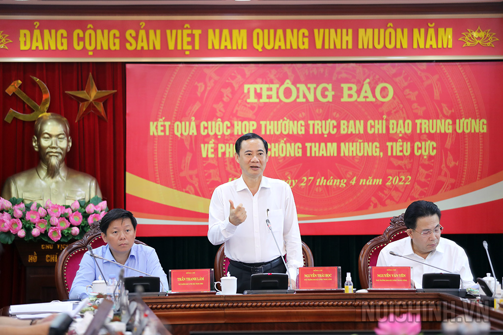 Đồng chí Nguyễn Thái Học, Phó Trưởng Ban Nội chính Trung ương trả lời phóng viên tại Cuộc họp
