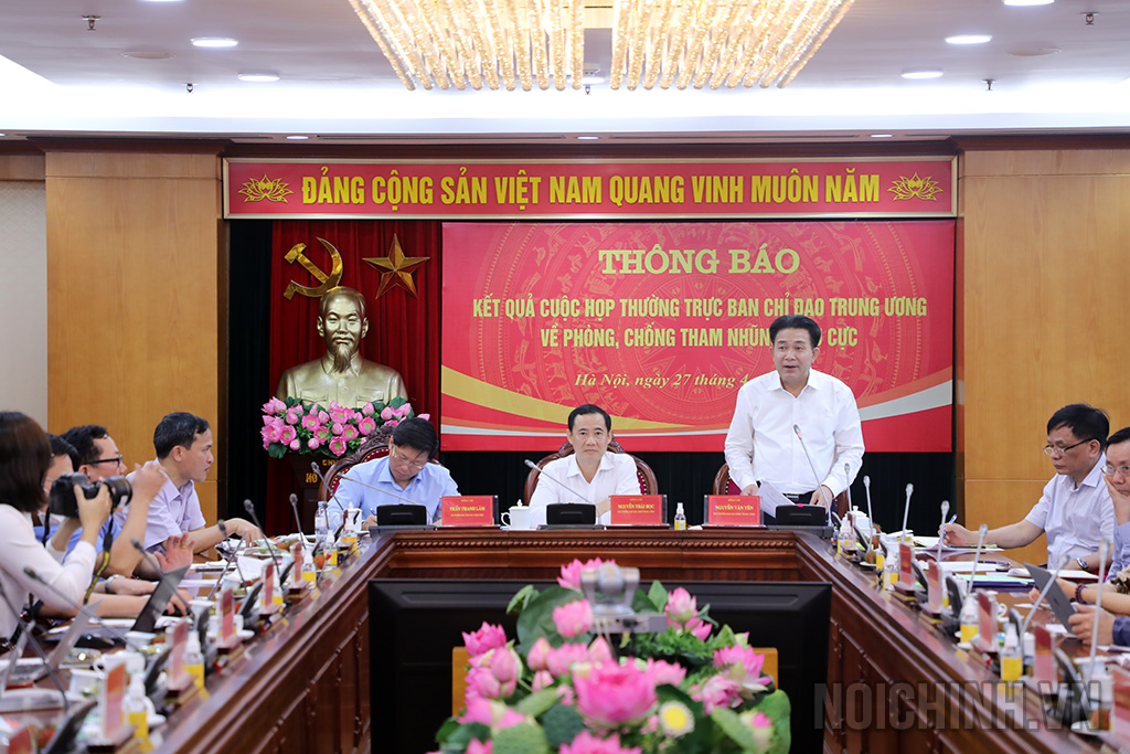 Đồng chí Nguyễn Văn Yên, Phó Trưởng Ban Nội chính Trung ương trả lời phóng viên tại Cuộc họp