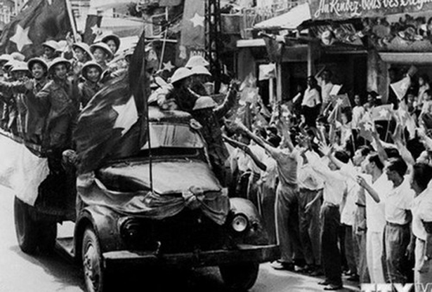 Nhân dân chào đón quân giải phóng (ảnh tư liệu)