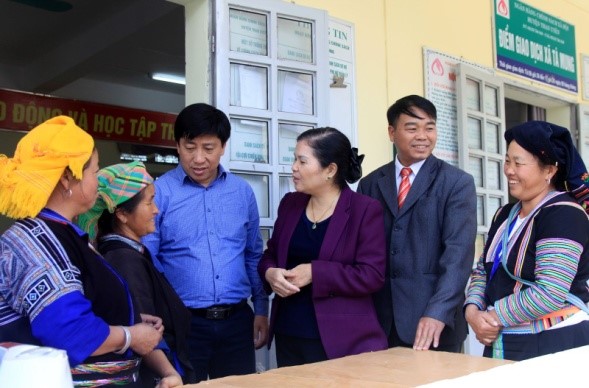 Đồng chí Giàng Páo Mỷ, Ủy viên Trung ương Đảng, Bí thư Tỉnh ủy Lai Châu với đồng bào xã Tà Nung, huyện Than Uyên (nguồn TTXVN)