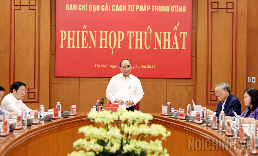 Đồng chí Nguyễn Xuân Phúc, Ủy viên Bộ Chính trị, Chủ tịch nước, Trưởng Ban Chỉ đạo Cải cách tư pháp Trung ương phát biểu tại Phiên họp