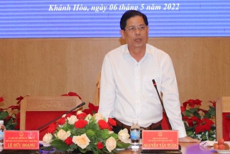 Đồng chí Nguyễn Tấn Tuân, Phó Bí thư Tỉnh ủy, Chủ tịch UBND tỉnh Khánh Hòa phát biểu tại cuộc họp về tình hình thực hiện nhiệm vụ phát triển kinh tế - xã hội thường kỳ tháng 4 và phương hướng nhiệm vụ tháng 5-2022 (Ảnh Baokhanhhoa.vn)