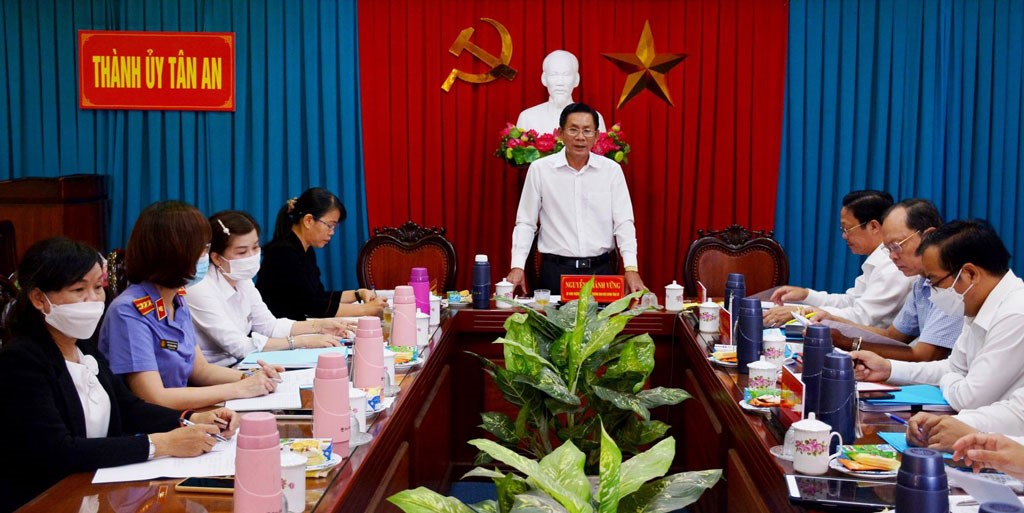 Đồng chí Nguyễn Thành Vững, Trưởng Ban Nội chính Tỉnh ủy, Phó trưởng Ban CCTP tỉn phát biểu tại buổi giám sát