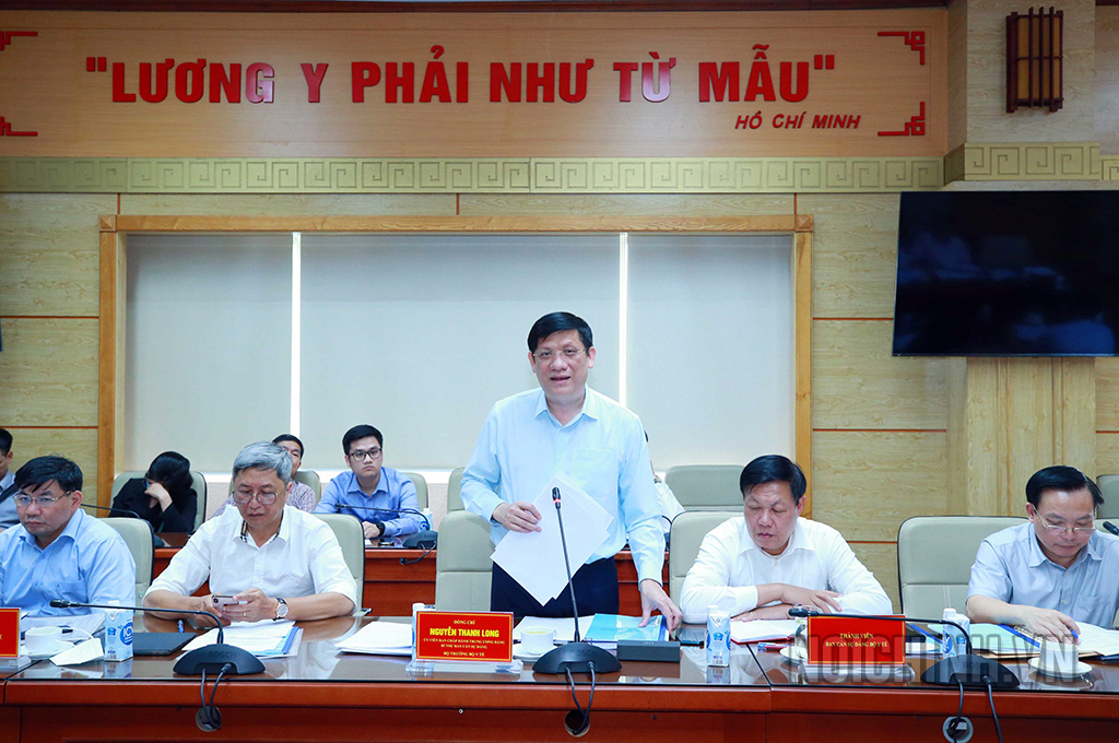 Đồng chí Nguyễn Thanh Long, Ủy viên Trung ương Đảng, Bộ trưởng Bộ Y tế trình bày báo cáo tại buổi làm việc