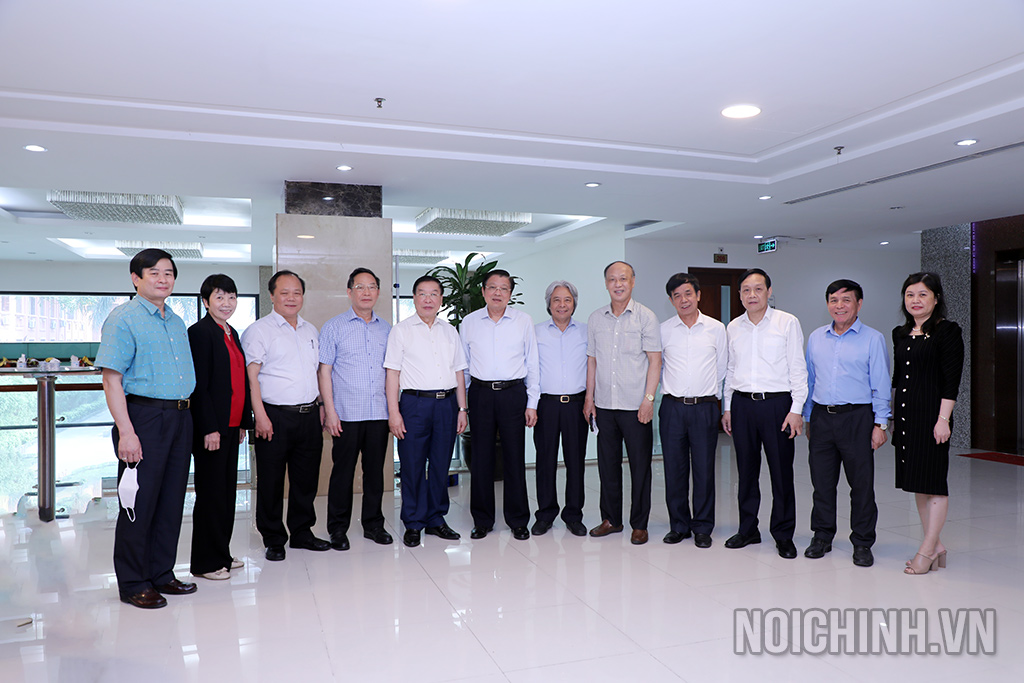 Đồng chí Phan Đình Trạc, Ủy viên Bộ Chính trị, Bí thư Trung ương Đảng, Trưởng Ban Nội chính Trung ương và các đại biểu tham dự Tọa đàm
