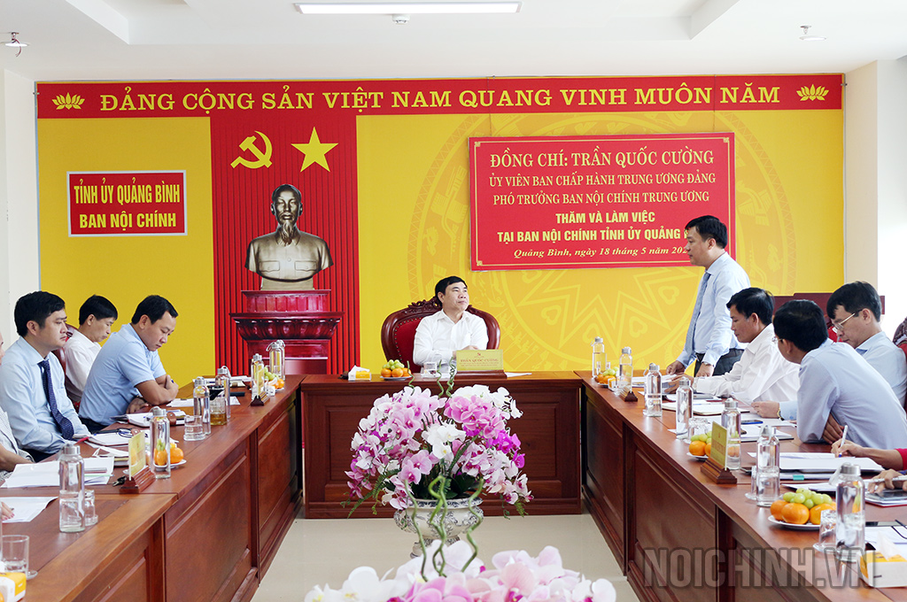 Đồng chí Nguyễn Thanh Long, Phó Trưởng Ban th ... uảng Bình báo cáo tại buổi làm việc