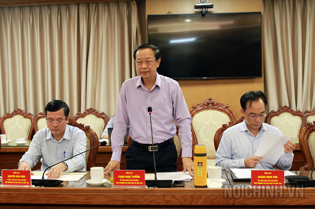 Đồng chí Phạm Ngọc Thưởng, Ủy viên Ban Cán sự đảng, Thứ trưởng Bộ Giáo dục và Đào tạo trình bày báo cáo tại buổi làm việc