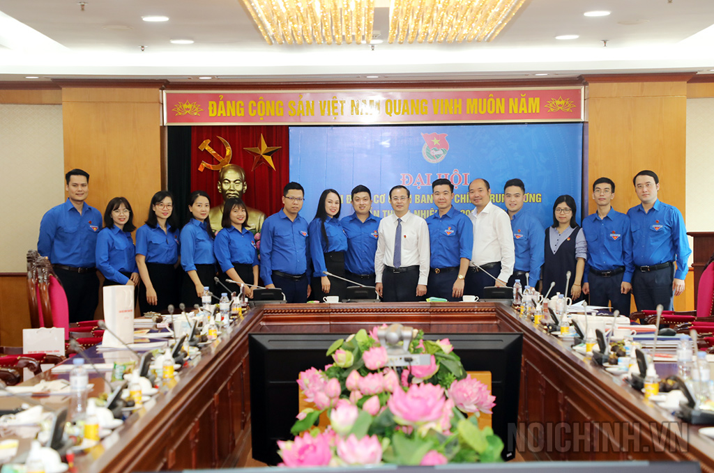 Ban Chấp hành Chi đoàn Cơ quan Ban Nội Chính Trung ương khóa IV, nhiệm kỳ 2022-2024 chụp ảnh lưu niệm với Đại biểu 