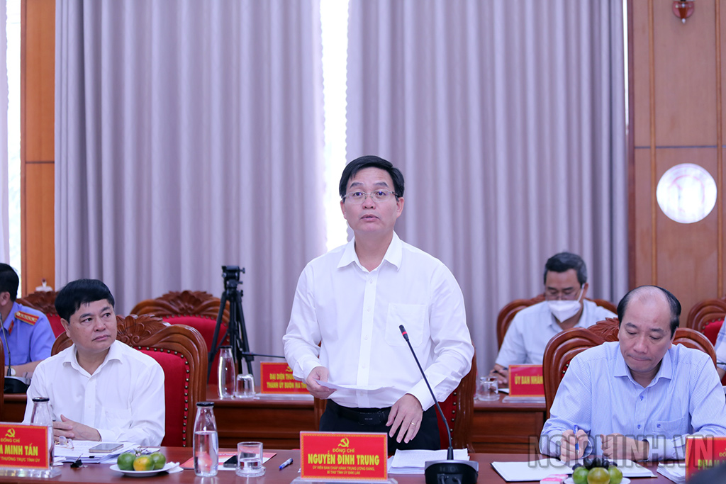 Đồng chí Nguyễn Đình Trung, Ủy viên Trung ương Đảng, Bí thư Tỉnh ủy Đắk Lắk phát biểu tại Hội nghị