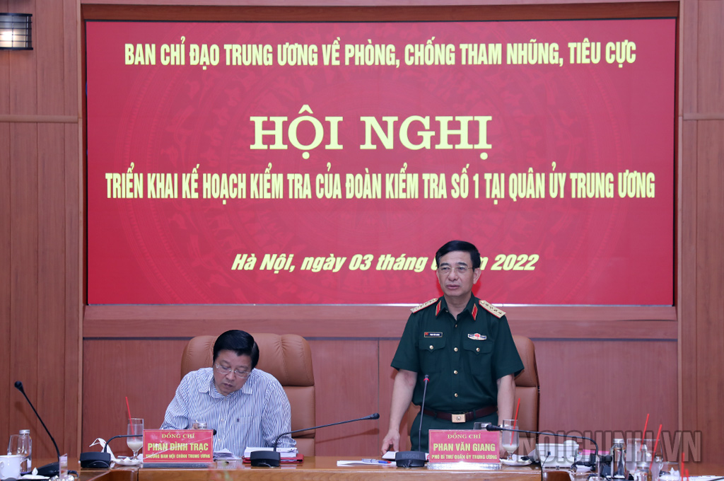 Đồng chí Phan Văn Giang, Ủy viên Bộ Chính trị, Bộ trưởng Bộ Quốc phòng, Phó Bí thư Quân ủy Trung ương phát biểu tại Hội nghị