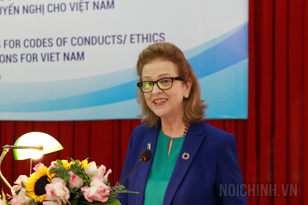 Bà Caitlin Wiesen, Trưởng đại diện thường trú Chương trình phát triển của Liên hợp quốc tại Việt Nam phát biểu tại Hội thảo