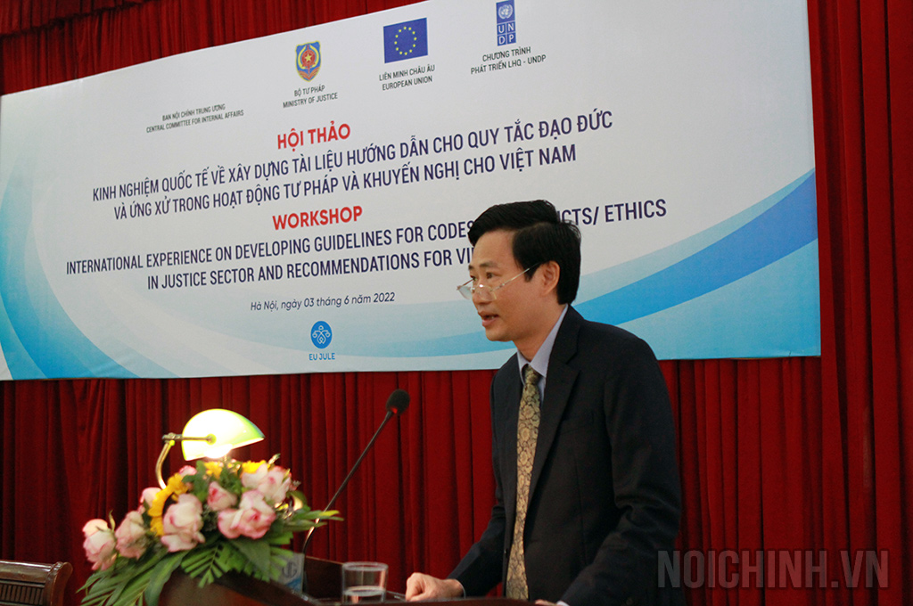 Đồng chí Mai Ngọc Dương, Vụ Trưởng Vụ Pháp luật, Ban Nội chính Trung ương phát biểu tại Hội thảo